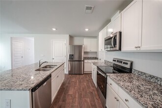 412 Coconut Dr in Bloomingdale, GA - Building Photo - Building Photo