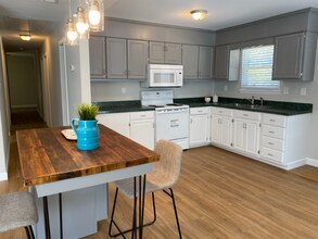 220 Archdale Dr in Durham, NC - Foto de edificio - Building Photo