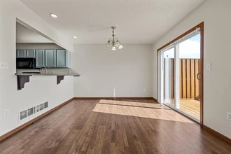 1027 Acacia Dr NE in Cedar Rapids, IA - Foto de edificio - Building Photo