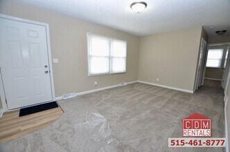 2410 E 38th Ct in Des Moines, IA - Building Photo - Building Photo