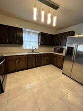 905 N Crystal Ter in Plant City, FL - Foto de edificio - Building Photo