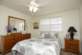 Courtland Park in Metairie, LA - Building Photo - Interior Photo