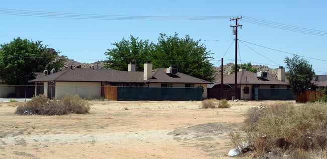 20318 Thunderbird Rd in Apple Valley, CA - Building Photo - Building Photo