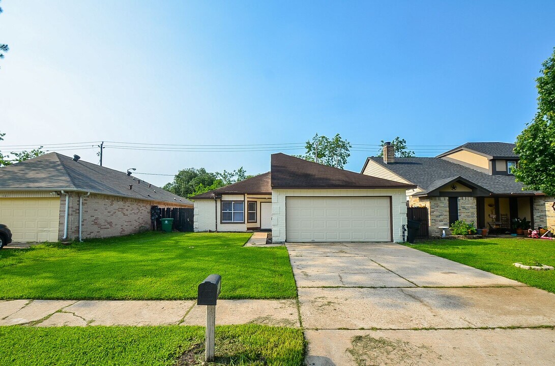 8231 Furlong Ln in Houston, TX - Building Photo