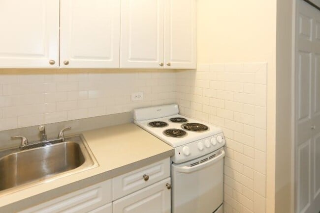 2010 N Orleans St, Unit M06R in Chicago, IL - Building Photo - Building Photo