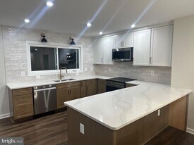 5016 Lambsgate Ln in Woodbridge, VA - Building Photo