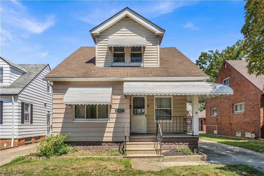 21871 Nicholas Ave in Euclid, OH - Foto de edificio