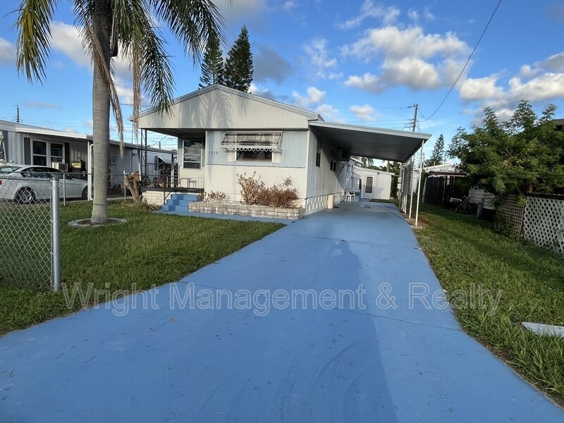 2050 Lullaby Dr in Holiday, FL - Building Photo