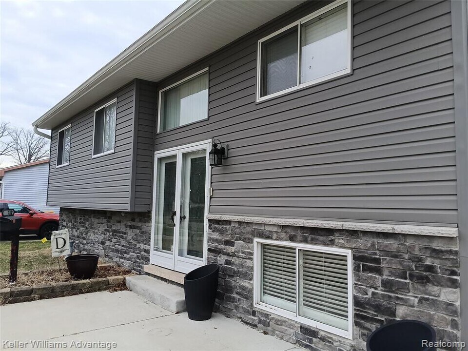 15730 Anthony St in Romulus, MI - Building Photo