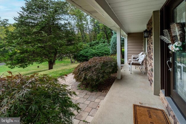 230 Jacobs Creek Rd in Hopewell Township, NJ - Foto de edificio - Building Photo