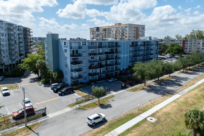 Three Horizons East in North Miami, FL - Foto de edificio - Building Photo