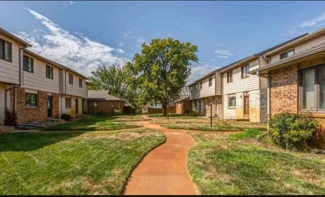 1911 Glendale Rd in Salina, KS - Foto de edificio - Building Photo
