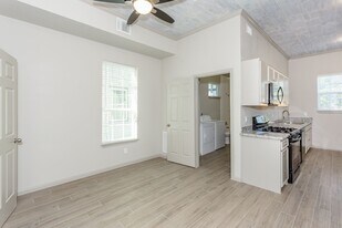 215 N Milby St in Houston, TX - Building Photo