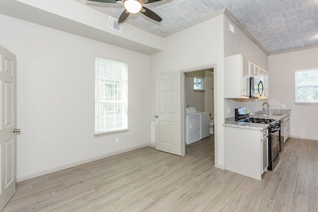 215 N Milby St in Houston, TX - Building Photo