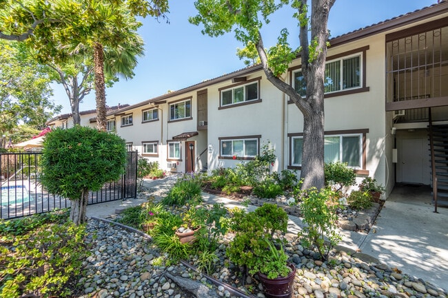 Granada Apartments in Fremont, CA - Building Photo - Building Photo