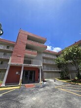 8425 NW 8th St, Unit 307 in Miami, FL - Building Photo - Building Photo