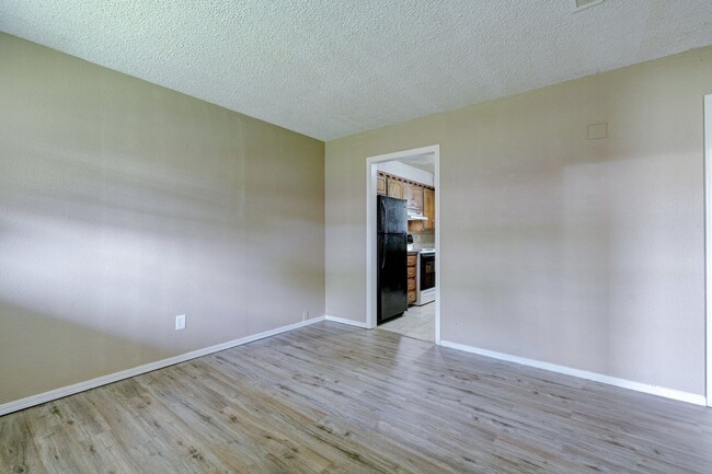 219 Fourth St in Noble, OK - Foto de edificio - Building Photo