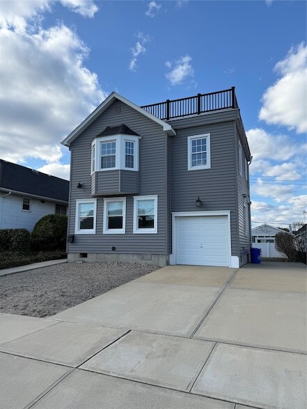 property at 733 E Walnut St