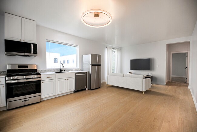11435 Cumpston St, Unit 201 in North Hollywood, CA - Building Photo - Building Photo