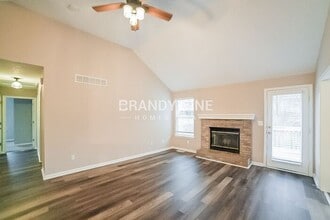 914 SW Foxtail Dr in Grain Valley, MO - Foto de edificio - Building Photo