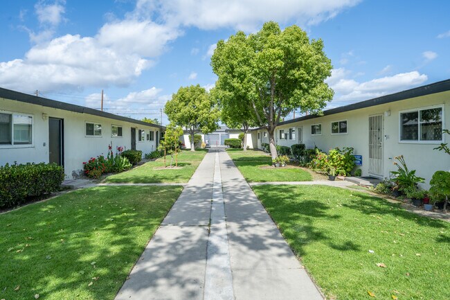 870-899 S Philadelphia St. in Anaheim, CA - Building Photo - Building Photo