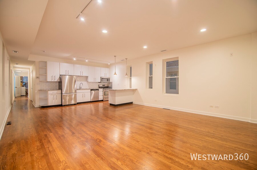 2221 W Charleston St in Chicago, IL - Building Photo