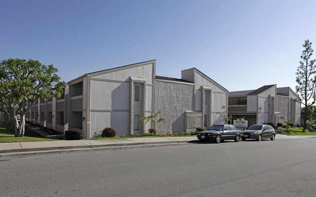 Poplar Village in Brea, CA - Foto de edificio - Building Photo