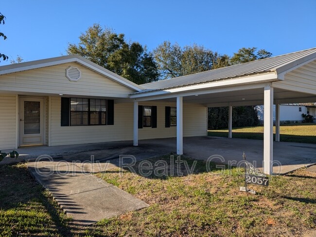 2057 Gay Ave in Sneads, FL - Foto de edificio - Building Photo