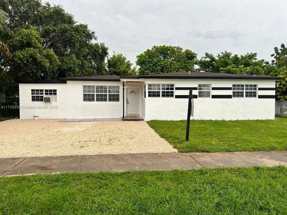 1821 NW 185th St in Miami Gardens, FL - Building Photo