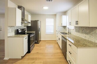 6907 Stonleigh Pl in Austin, TX - Building Photo - Building Photo