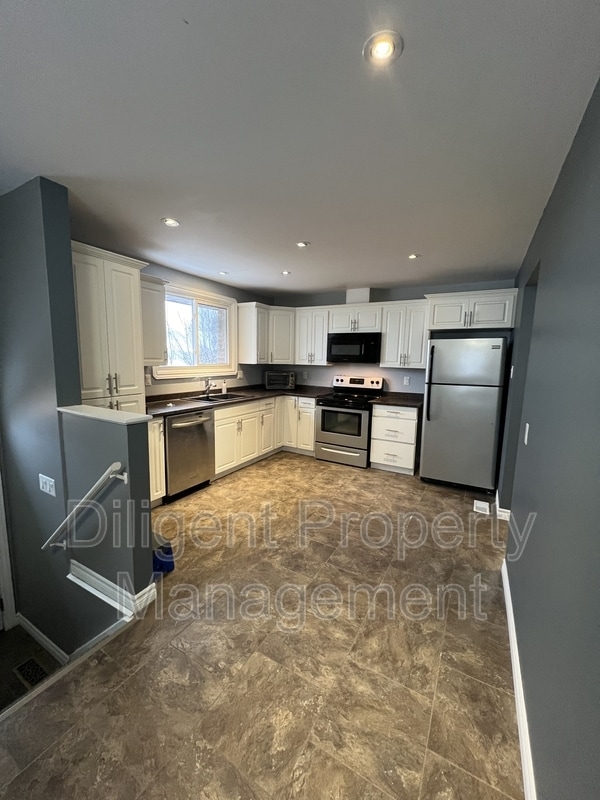 596 Garside Dr in Peterborough, ON - Building Photo - Building Photo