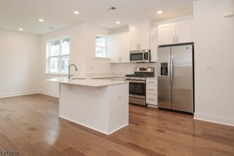 71 Veterans Wy in Morris Plains, NJ - Building Photo - Building Photo