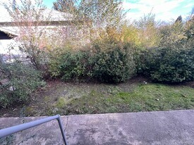 465-467 NE Baker Dr in Grants Pass, OR - Building Photo