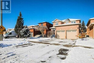 87 Woodriver St in Richmond Hill, ON - Building Photo