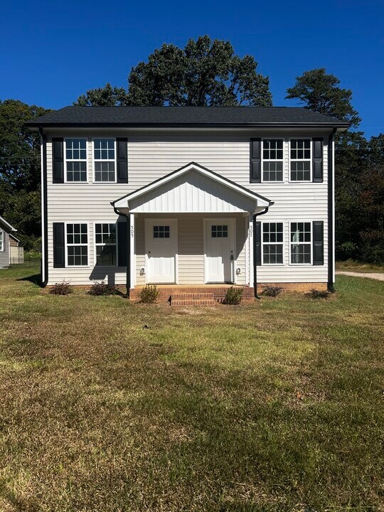 513 E Mills Dr in Landis, NC - Building Photo