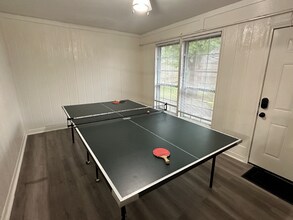 4821 S Country Club Rd in Garland, TX - Foto de edificio - Building Photo