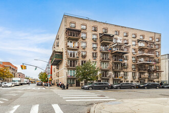 760 Kent Ave in Brooklyn, NY - Foto de edificio - Building Photo
