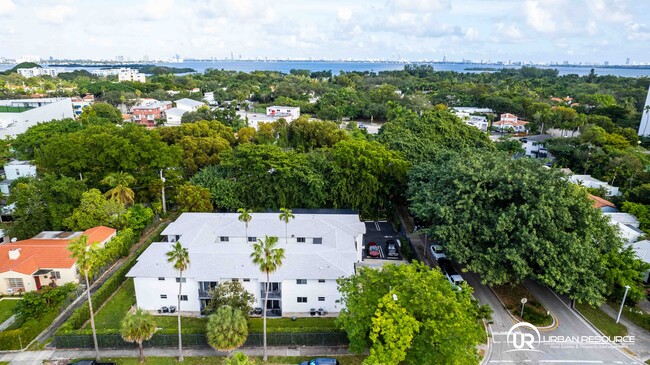 465 NE 59th St in Miami, FL - Foto de edificio - Building Photo