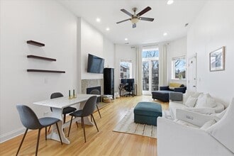 2038 W Iowa St in Chicago, IL - Building Photo - Building Photo