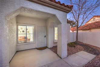 9744 Hitching Rail Dr in Las Vegas, NV - Building Photo - Building Photo