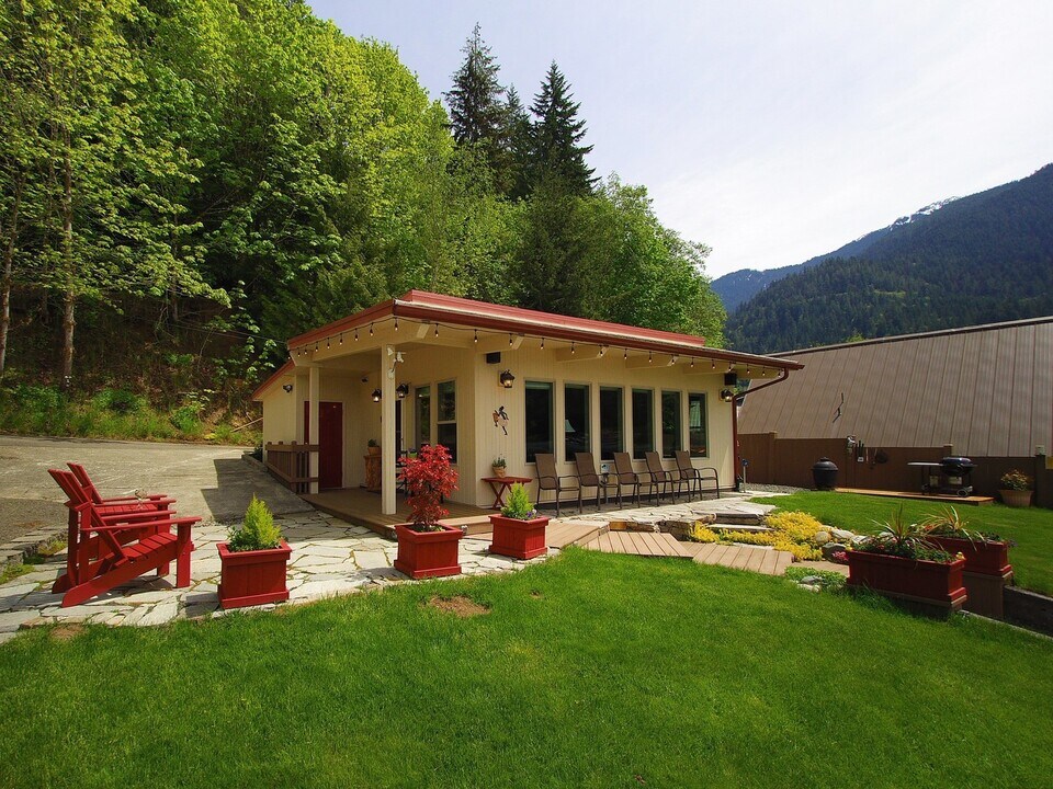 210 Longfellow Rd in Port Angeles, WA - Building Photo