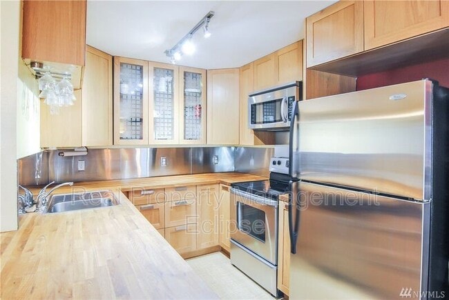 3825 NE 155th Pl in Lake Forest Park, WA - Building Photo - Building Photo