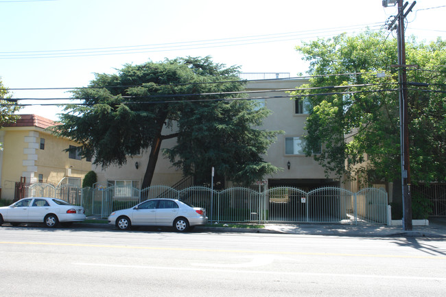 6912 Coldwater Canyon Ave in North Hollywood, CA - Foto de edificio - Building Photo