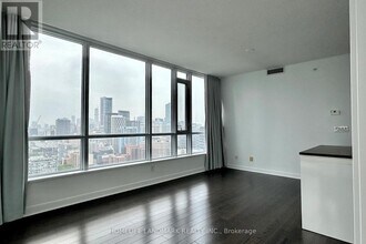 295-3295 Adelaide St W in Toronto, ON - Building Photo - Building Photo