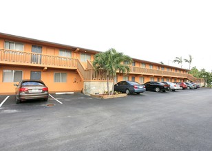 Parkcrest in Oakland Park, FL - Building Photo - Building Photo