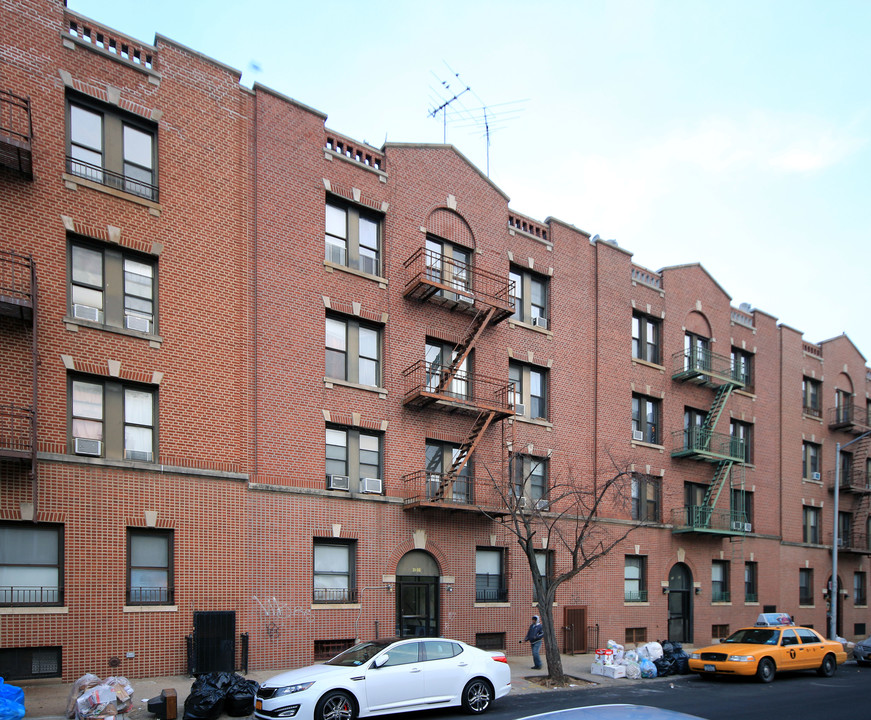 31-36 32nd St in Long Island City, NY - Foto de edificio