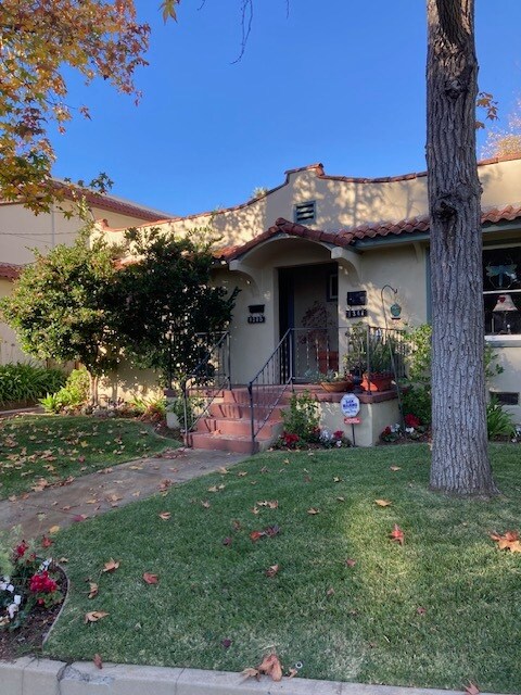 1345 E Topeka St in Pasadena, CA - Foto de edificio
