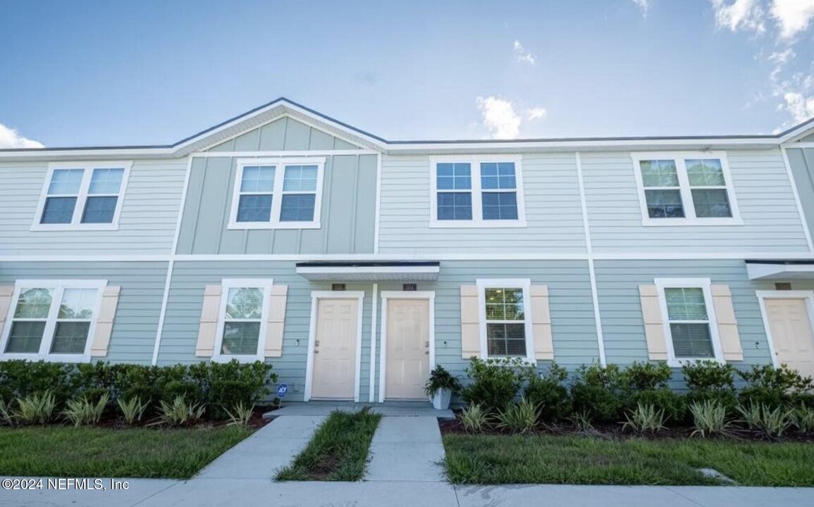 504 Running Wds St in Orange Park, FL - Foto de edificio