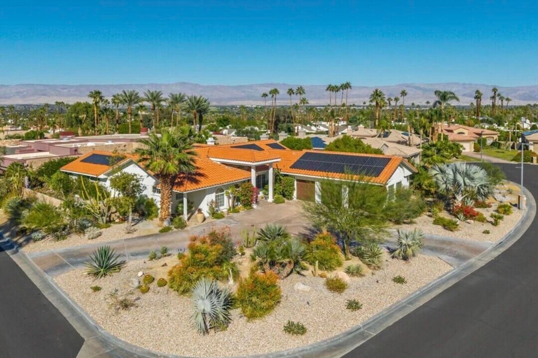 134 Vista Valle in Palm Desert, CA - Building Photo