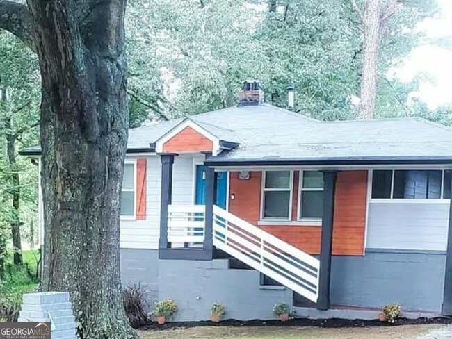 property at 818 Lee Andrews Ave SE